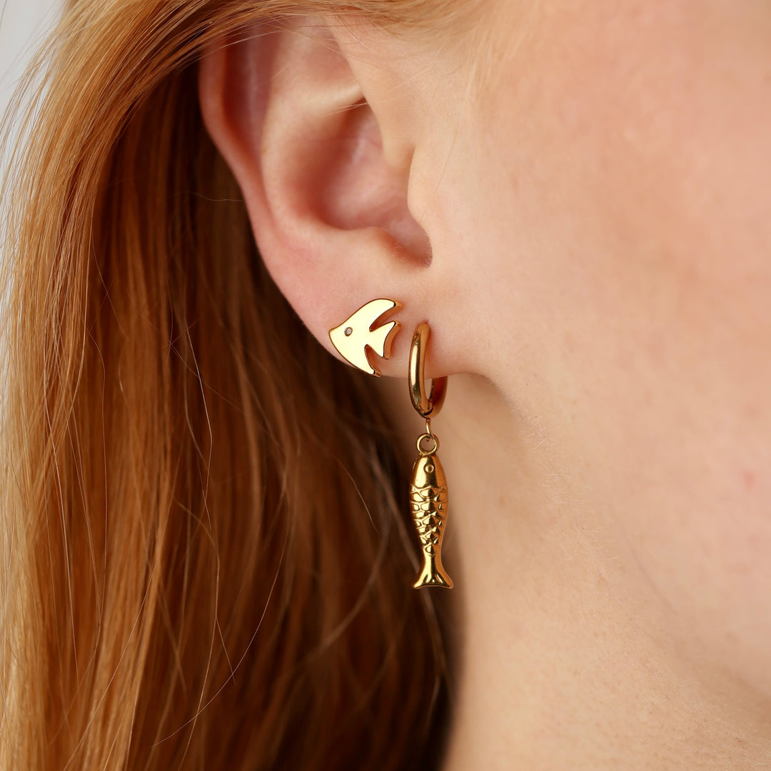 Fee - Studs Örhängen Fisk Rostfritt Stål