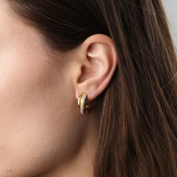 Boa – twistade kristallörhängen i rostfritt stål, guld | Timi of Sweden
